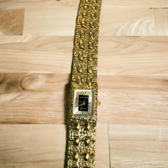 Waltham gold tone ladies watch, installed new Battery and keeps great time - Picture 5 of 5